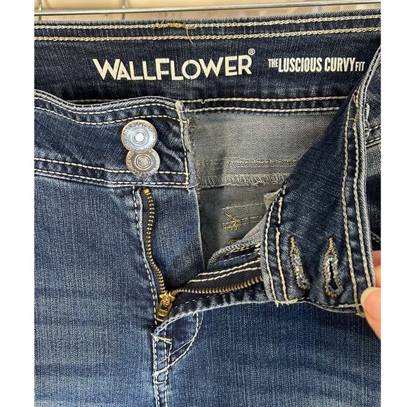 Wallflower Juniors Size 13 Luscious Curvy Fit 5 Pocket Bootcut Jeans #0230 - Picture 3 of 10